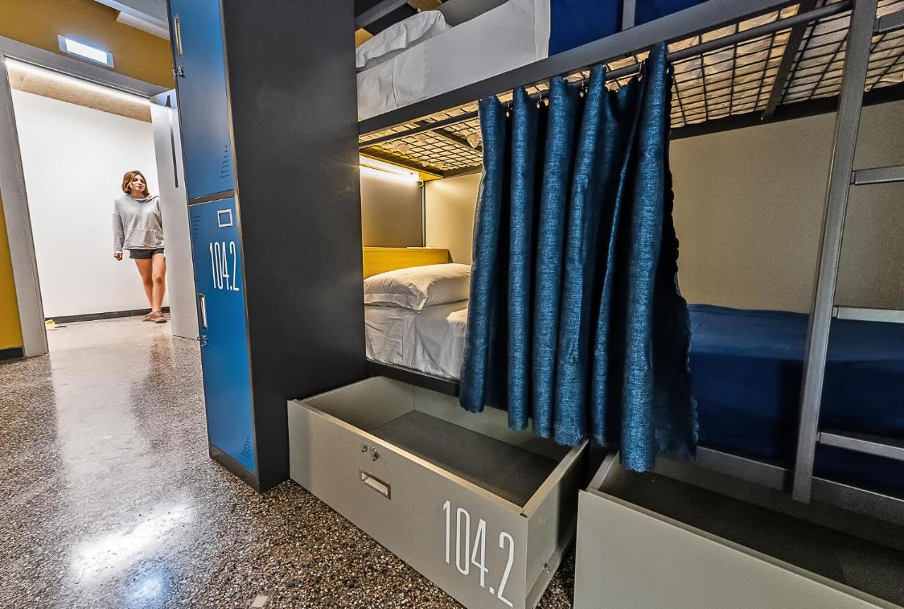 Marathon Hostel Janov Exteriér fotografie