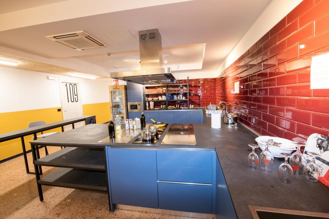 Marathon Hostel Janov Exteriér fotografie
