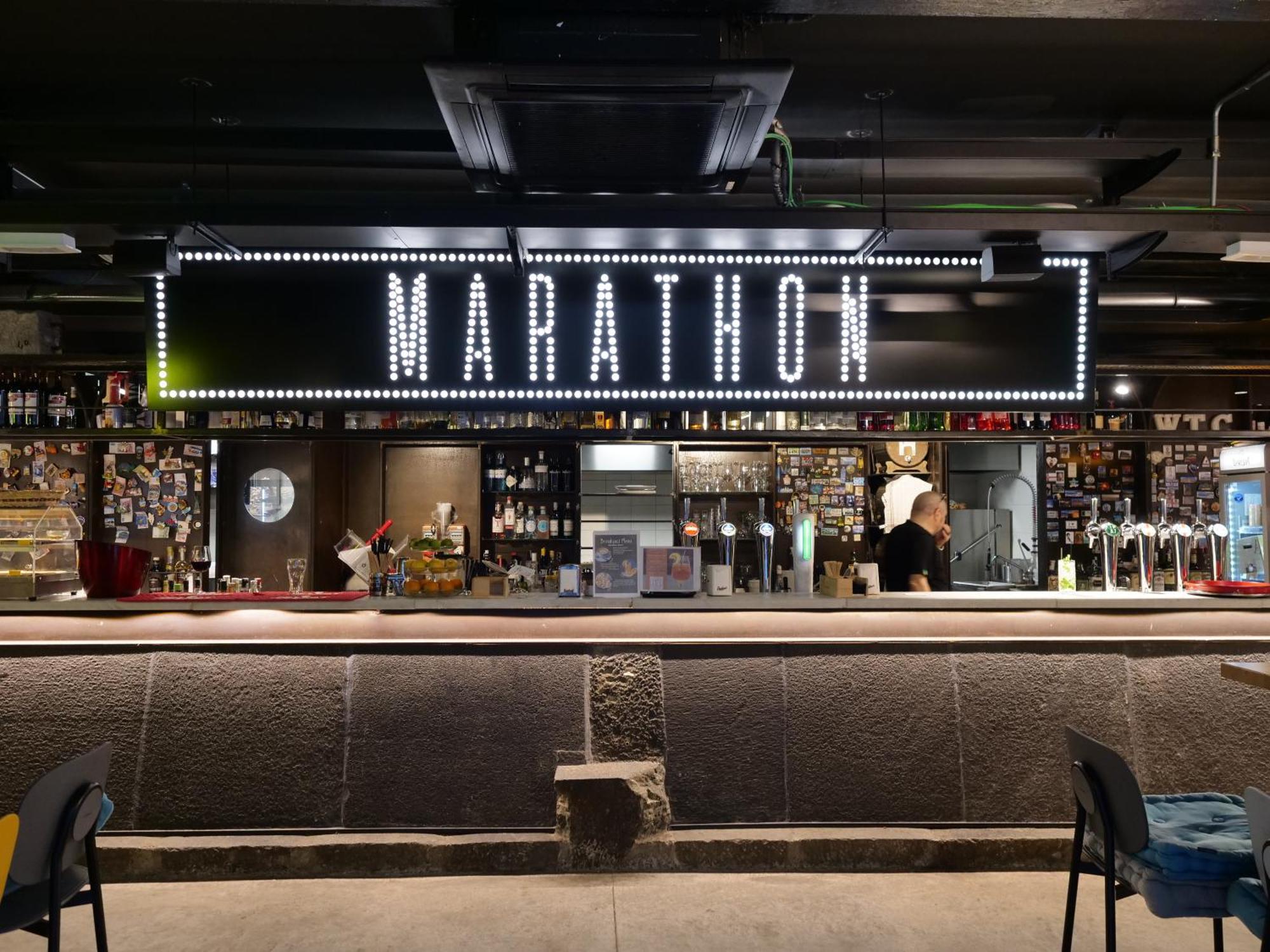 Marathon Hostel Janov Exteriér fotografie